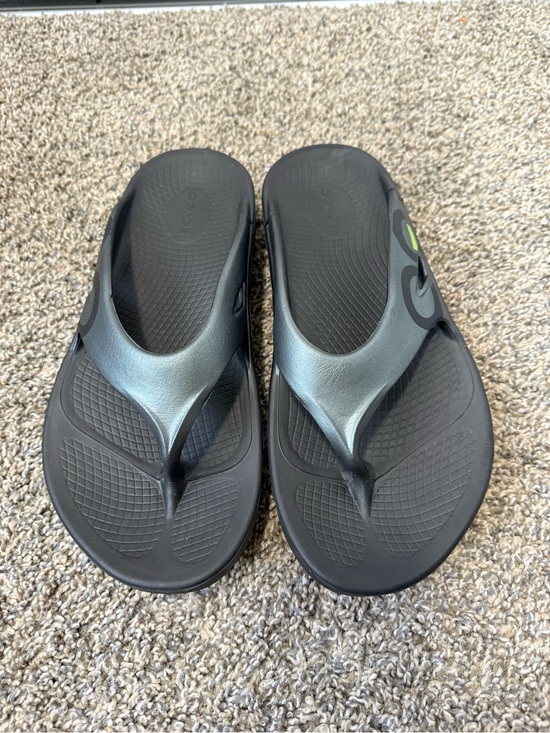 OOFOS Other - OOFOS Black Recovery Flip Flops with Metallic Charcoal Straps
